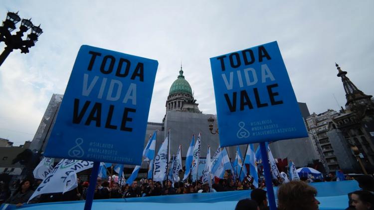 Obispos e instituciones católicas objetan nuevo debate por el aborto