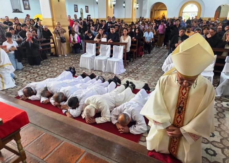 Seis diáconos permanentes para la Iglesia en Merlo-Moreno