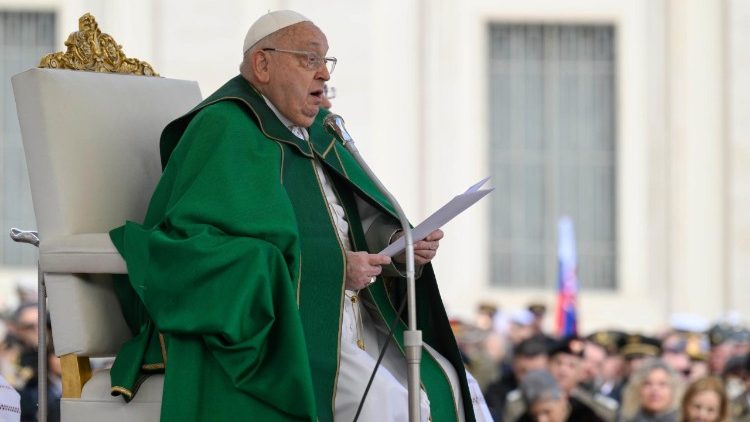 Ángelus: 'Que callen las armas y se escuche el grito del pueblo que pide paz'