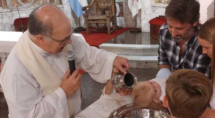 Buenos Aires: la Iglesia aclaró que no autorizó bautismos fuera de los templos
