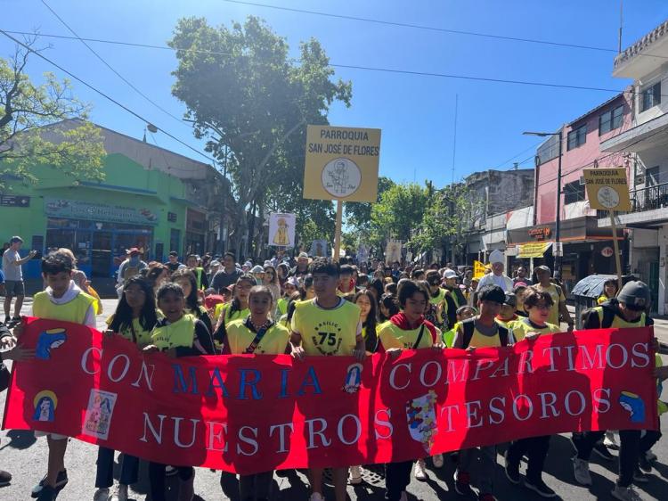 Cientos de niños recorrieron la Ciudad con el lema 'Con María, compartimos nuestros tesoros'