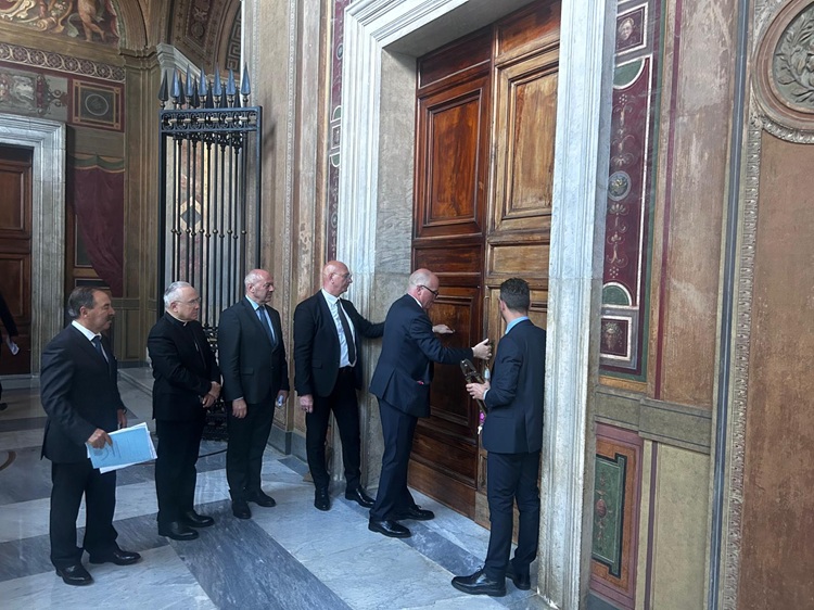 Cónclave: se sellaron las entradas al Palacio Apostólico Vaticano