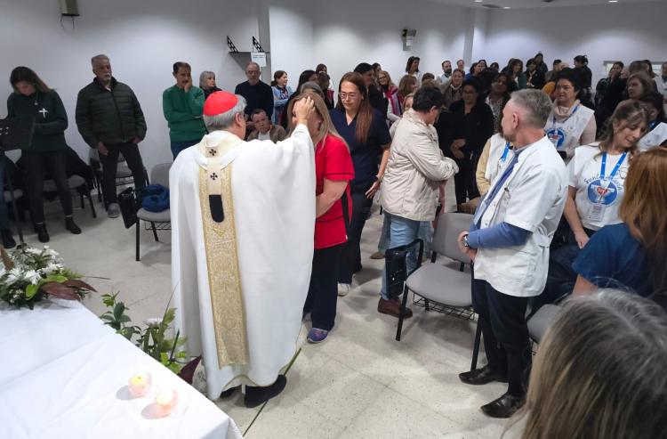 El Card. Rossi homenajeó a enfermeras del Neonatal por su misión de cuidado