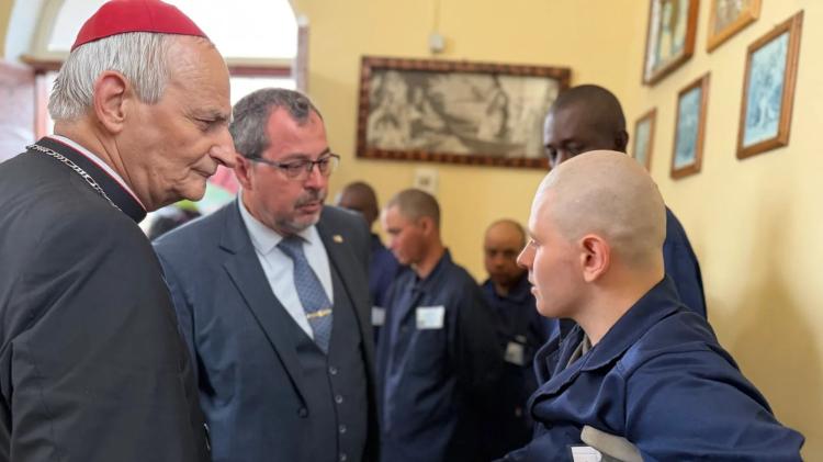 El Card. Zuppi recorrió un campo de prisioneros de guerra rusos en Ucrania
