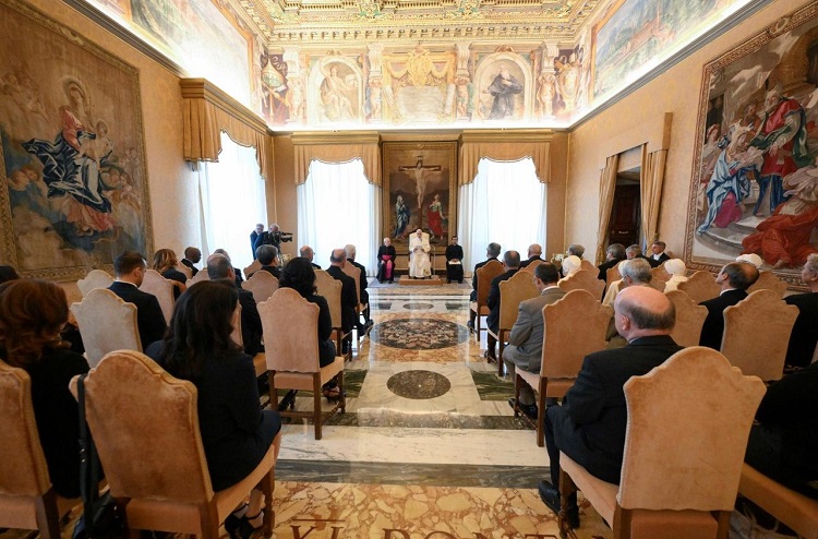 El Papa a los escritores de La Civiltà Cattolica: 'Transmitan la mirada de Cristo'