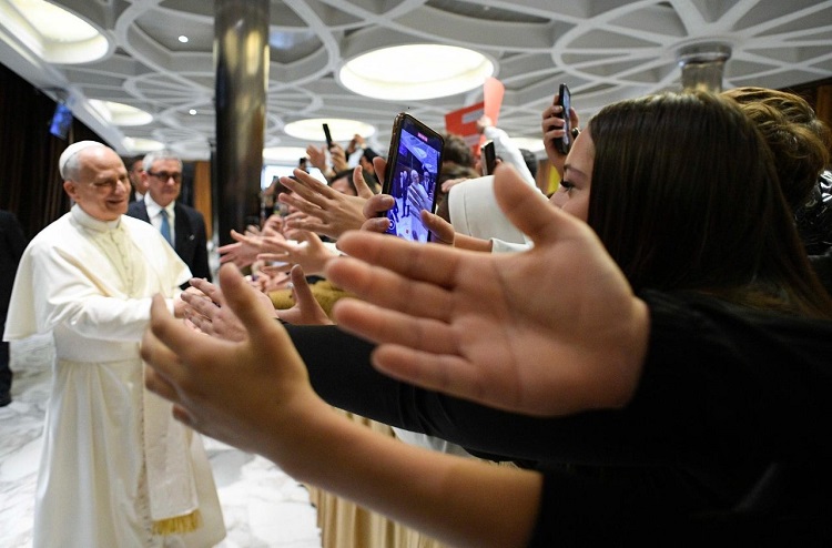 El Papa a los estudiantes: enciendan la luz de la esperanza en tiempos oscuros