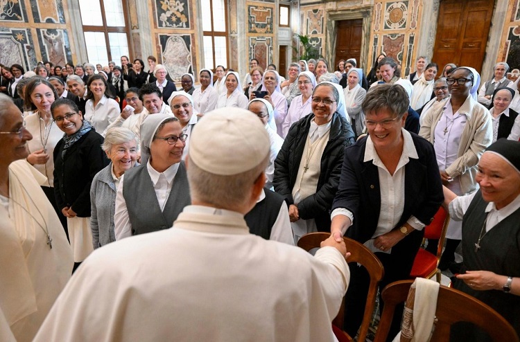 El Papa anima a las religiosas a 'poner a Jesús siempre en el centro'