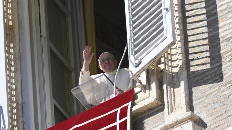 El Papa en el Ángelus: "En la vida, nunca está todo perdido"