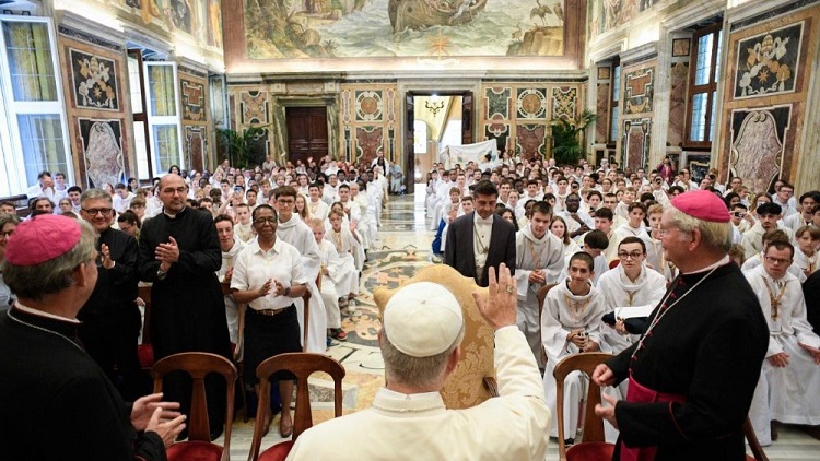 El Papa invitó a los monaguillos a responder al llamado de Cristo