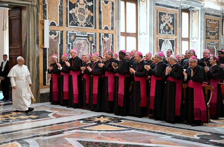El Papa: los nuncios encarnan la universalidad del deseo de paz de la Iglesia