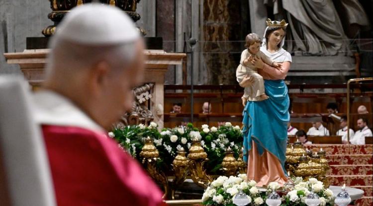 El Papa pide rezar a María para que los pueblos sean liberados de la guerra