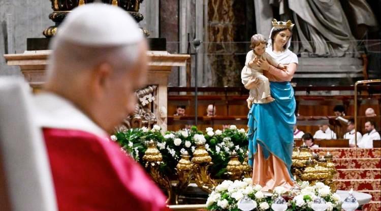 El Papa pide rezar a María para que los pueblos sean liberados de la guerra