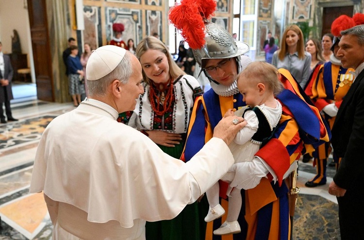 El Papa recibió a los 28 nuevos miembros de la Guardia Suiza
