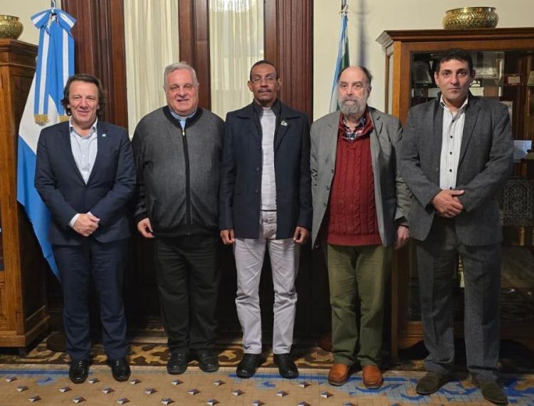 El presidente del Episcopado visitó la sede del Centro Islámico