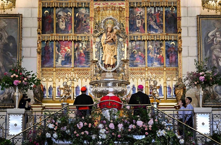 El rezo del Papa ante la estatua de Nuestra Señora de la Almudena