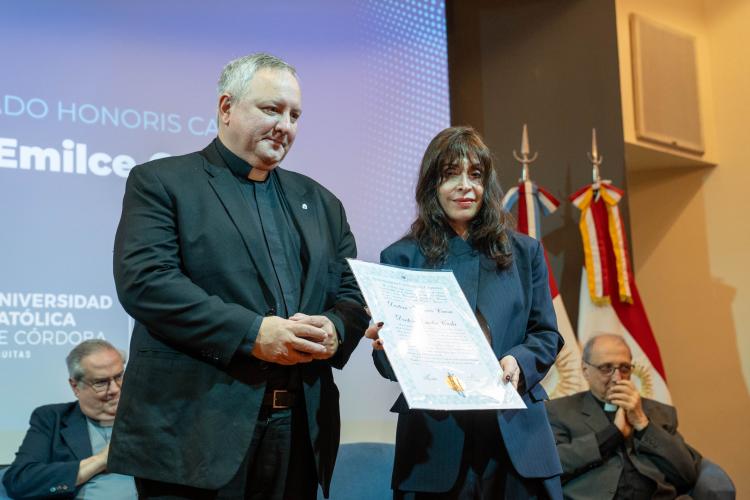 Emilce Cuda recibió el doctorado honoris causa de la Universidad Católica de Córdoba