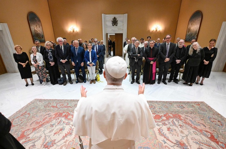 'Escribir es un acto de humanidad', recordó el Papa a los escritores