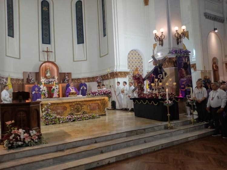Fieles venezolanos colmaron la parroquia de Caacupé para honrar al Nazareno