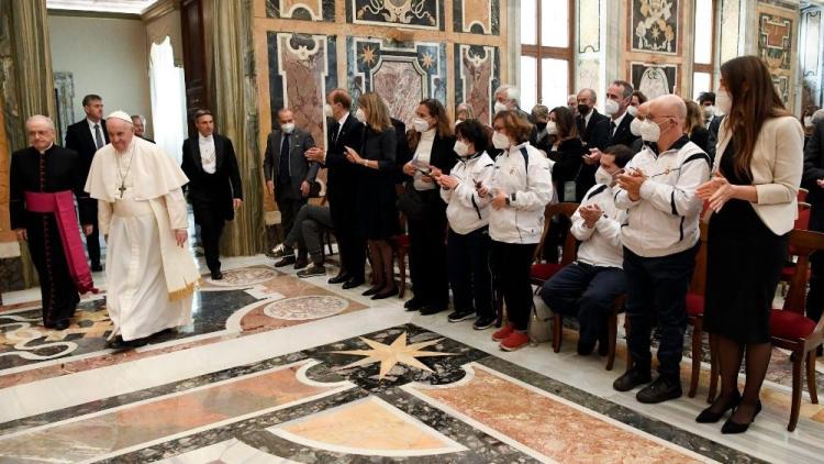 Francisco: Cultivar la amistad, un antídoto contra la tragedia de la guerra