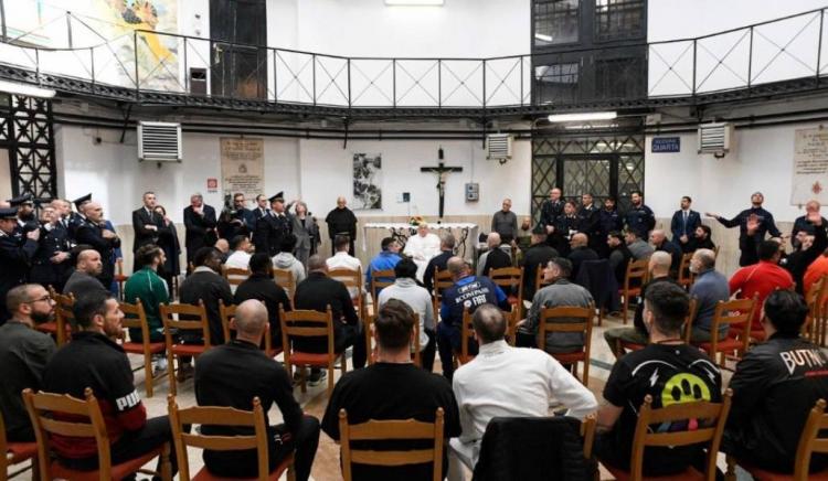 Jueves Santo: Visita sorpresa de Francisco al centro penitenciario Regina Coeli