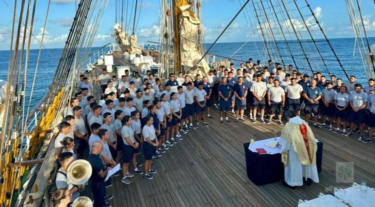 La Fragata Libertad celebró en altamar a Stella Maris, patrona de los navegantes