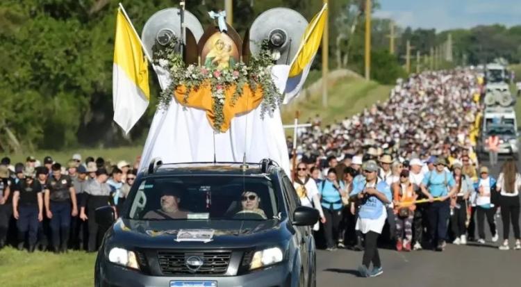 La Peregrinación de los Pueblos reunió a miles de fieles entre Hasenkamp y Paraná