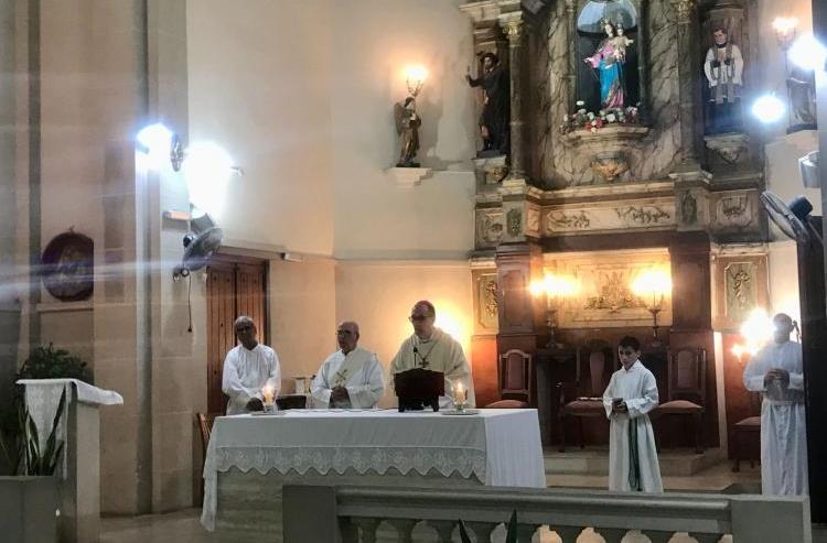 La Plata: el arzobispo visitó el Hospital de Niños y una parroquia de Berisso