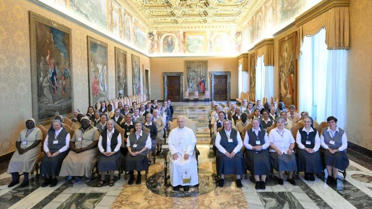 León XIV a una comunidad religiosa: 'En Cristo, las raíces; en el mundo, la misión'