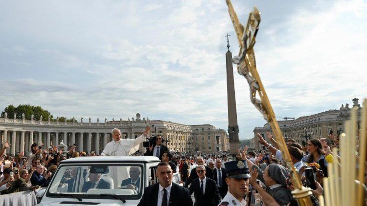 León XIV: 'La Iglesia no está por encima ni al margen del mundo sino enraizada en él'