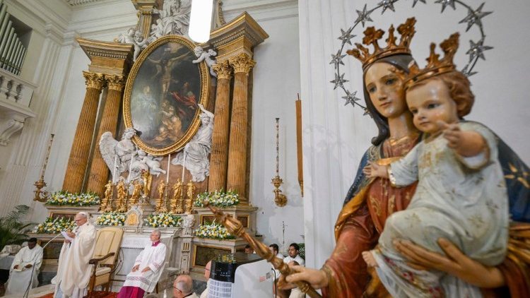 El Papa llama a descubrir la belleza que nace del amor y no del consumo