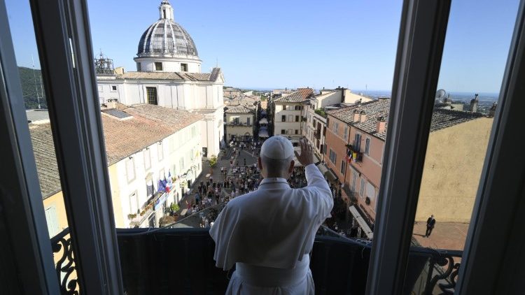 León XIV llegó a Castel Gandolfo para su descanso y saludó a los fieles