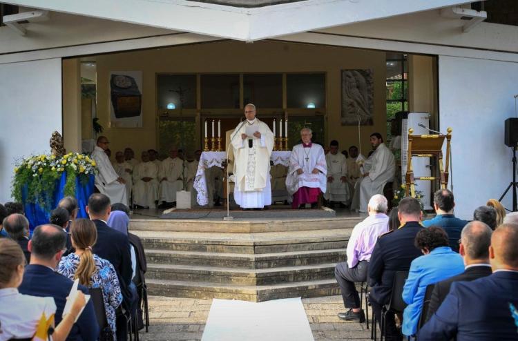 León XIV pidió en Castel Gandolfo que el mal no 'desfigure nuestra humanidad'