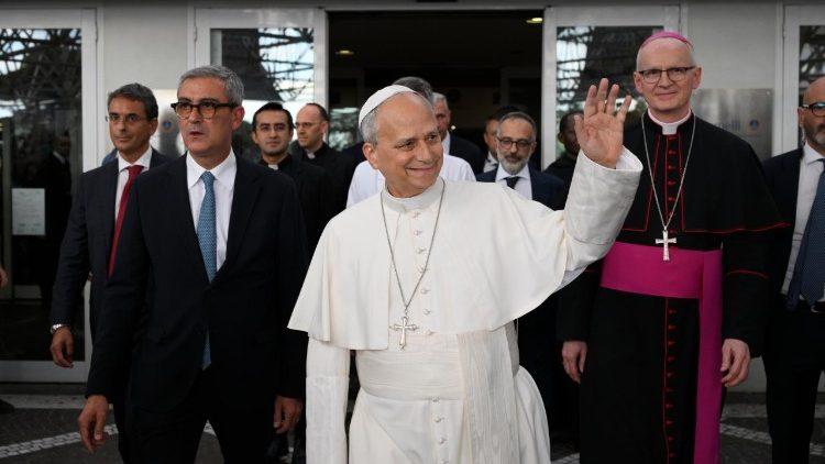 León XIV regresa al Vaticano tras recibir el alta médica en el Gemelli