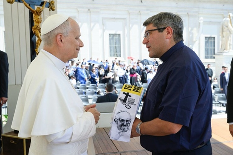 León XIV recibió una estola de los Hogares de Cristo