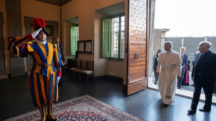 León XIV regresa al Vaticano y hace un nuevo llamado a la paz en el mundo