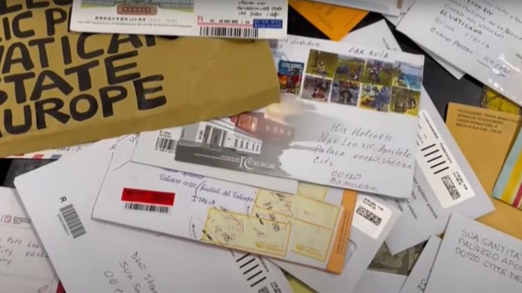 Correos italianos recibe '100 kg de cartas al día' para el Papa