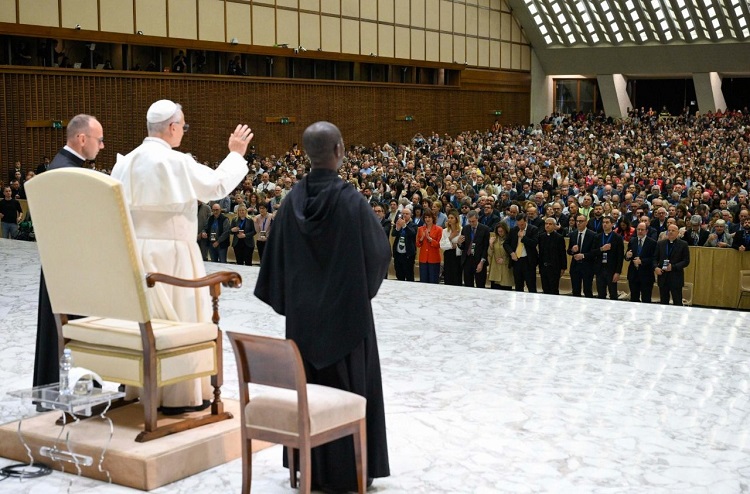 'Los jóvenes desean a Dios, ayúdenlos a que lo encuentren', pidió el Papa a educadores