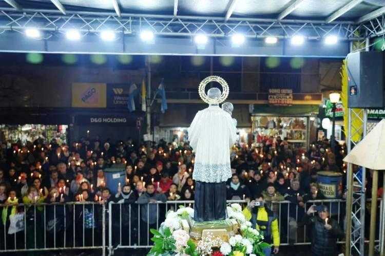 Miles de fieles iniciaron la fiesta de San Cayetano con la apertura del santuario