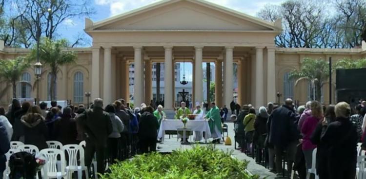 Mons. García Cuerva celebró el Día de la Madre con una misa en Chacarita