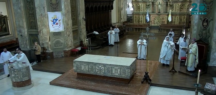 Mons. García Cuerva: 'El altar es signo de firmeza y de lo que permanece'
