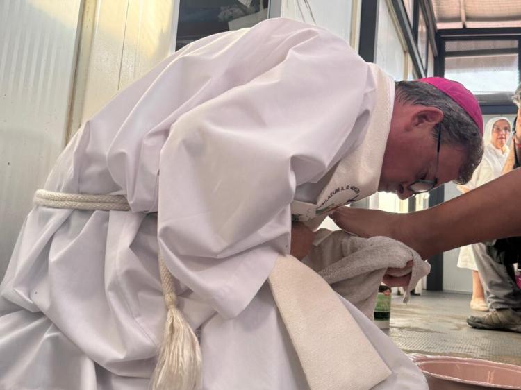 Mons. García Cuerva lavó los pies a mujeres detenidas en una alcaidía porteña
