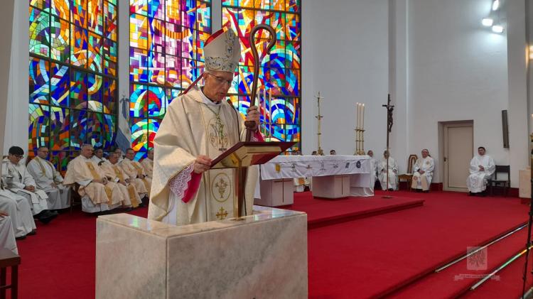 Mons. Olivera: 'Pongamos los ojos fijos en María'