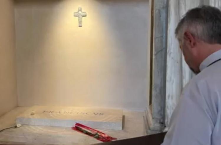 Mons. Scheinig en Roma: oración ante la tumba de Francisco y encuentro con León XIV
