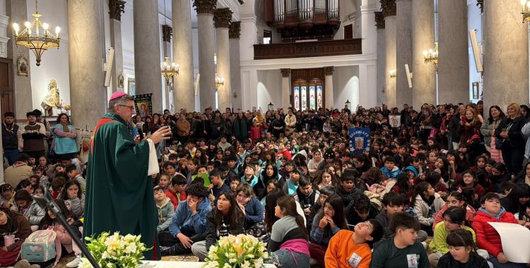 Morón: encuentro de niños de diversas comunidades con el obispo