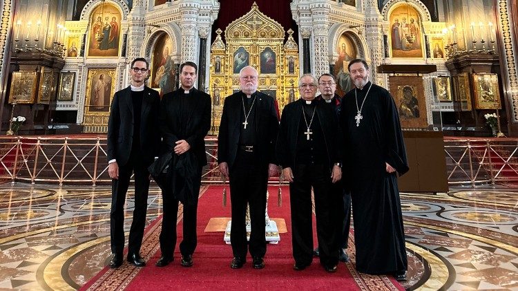 Moscú: el canciller vaticano visita la catedral ortodoxa Cristo Salvador