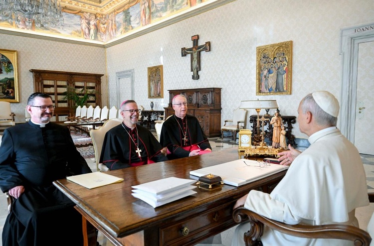 Museos Vaticanos: León XIV regaló 62 objetos indígenas a Canadá