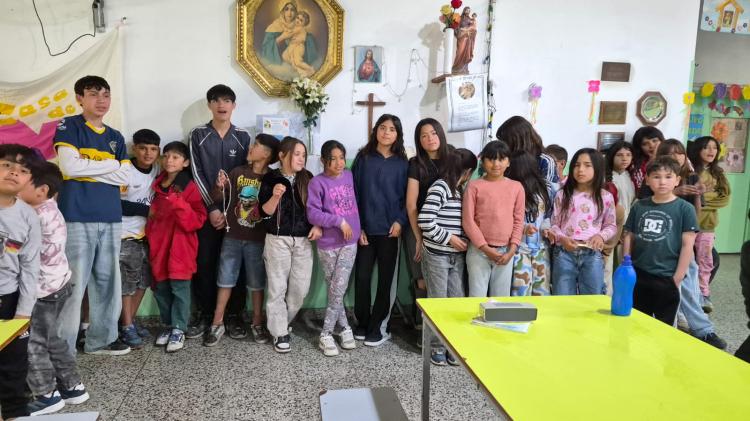 Niños de un barrio vulnerable de Florencio Varela rezan el rosario por la paz