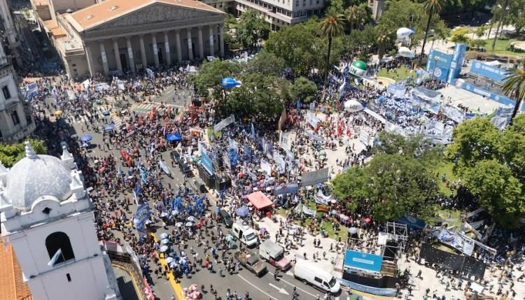 Pintadas en la catedral de Buenos Aires: comunicado del Arzobispado