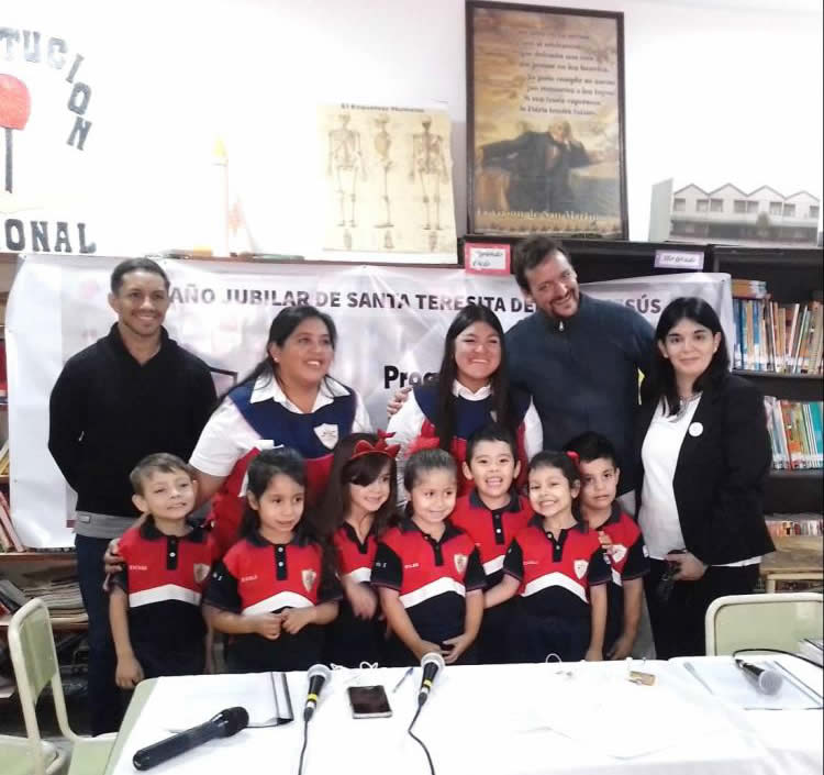 Presentan un programa radial sobre Santa Teresita