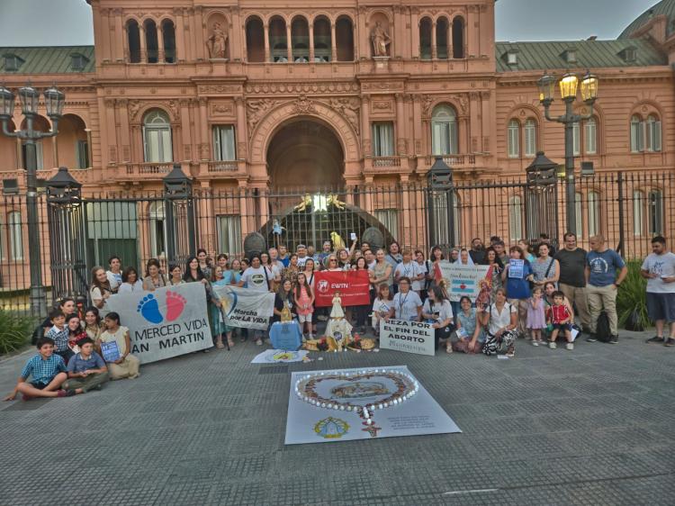 Santos Inocentes: Rosario Luminoso reunió a familias y movimientos provida